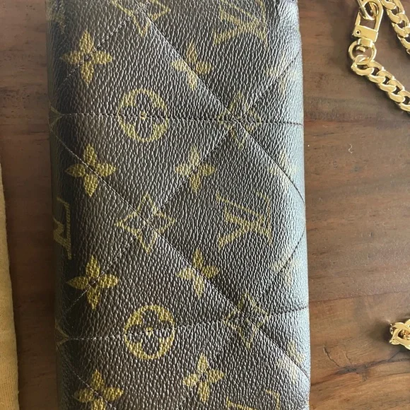 LOUIS VUITTON QUILTED SARAH WALLET - Picture 6 of 14